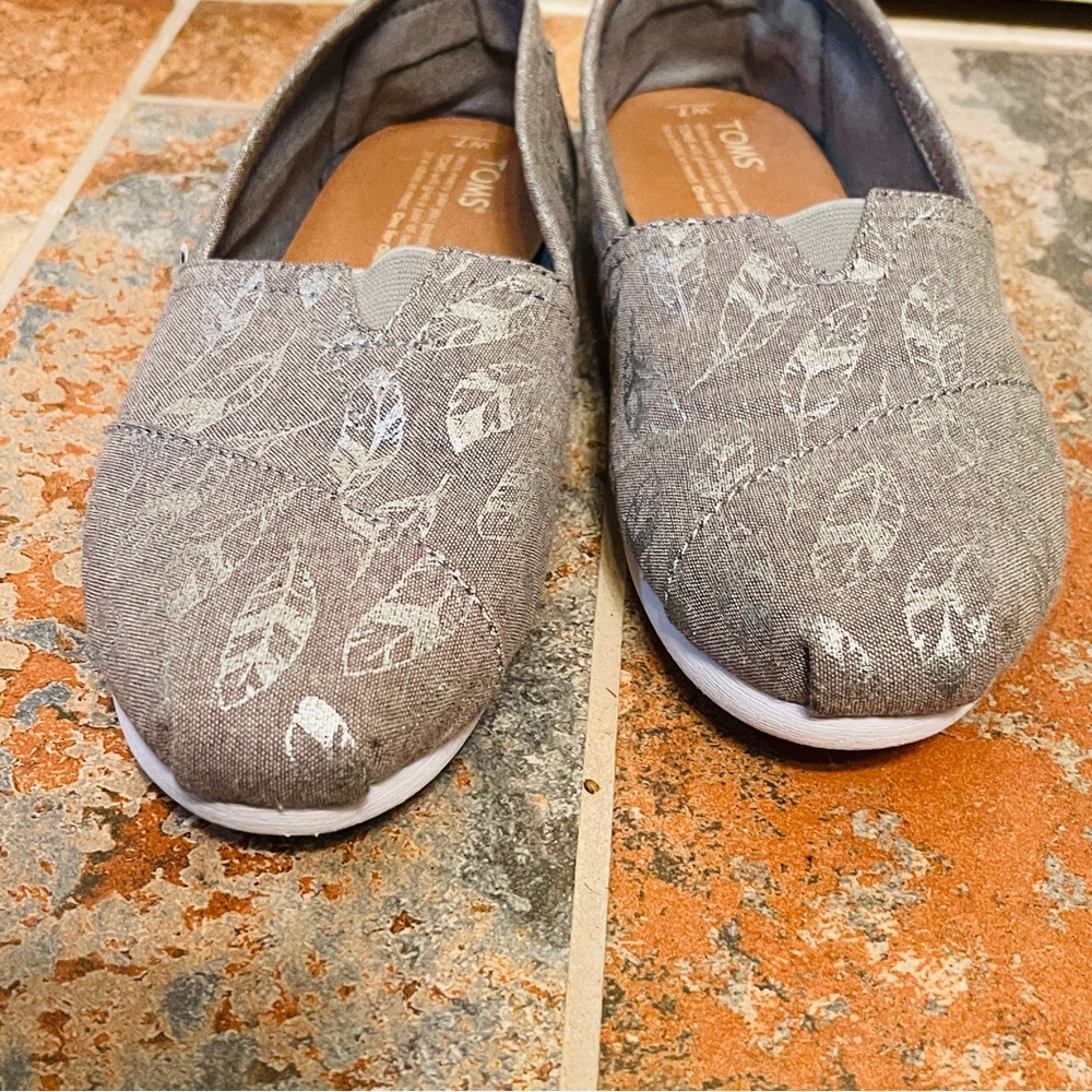 Toms Gray/Metallic Silver Leaf Pattern Flats! - image 5